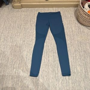 Aloe brand size, small yoga pants with mesh detailing